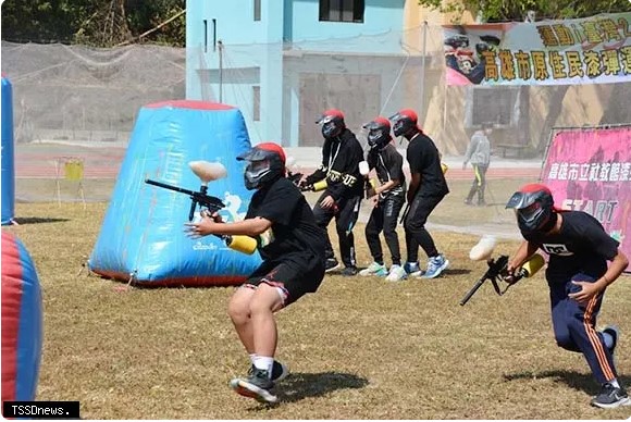 六龜高中首設漆彈對戰場 師生體驗槍林彈雨震撼賽